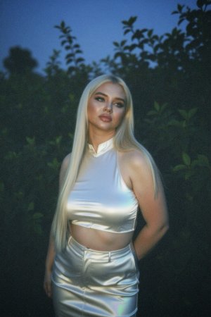 Nova Alexa velká prsa